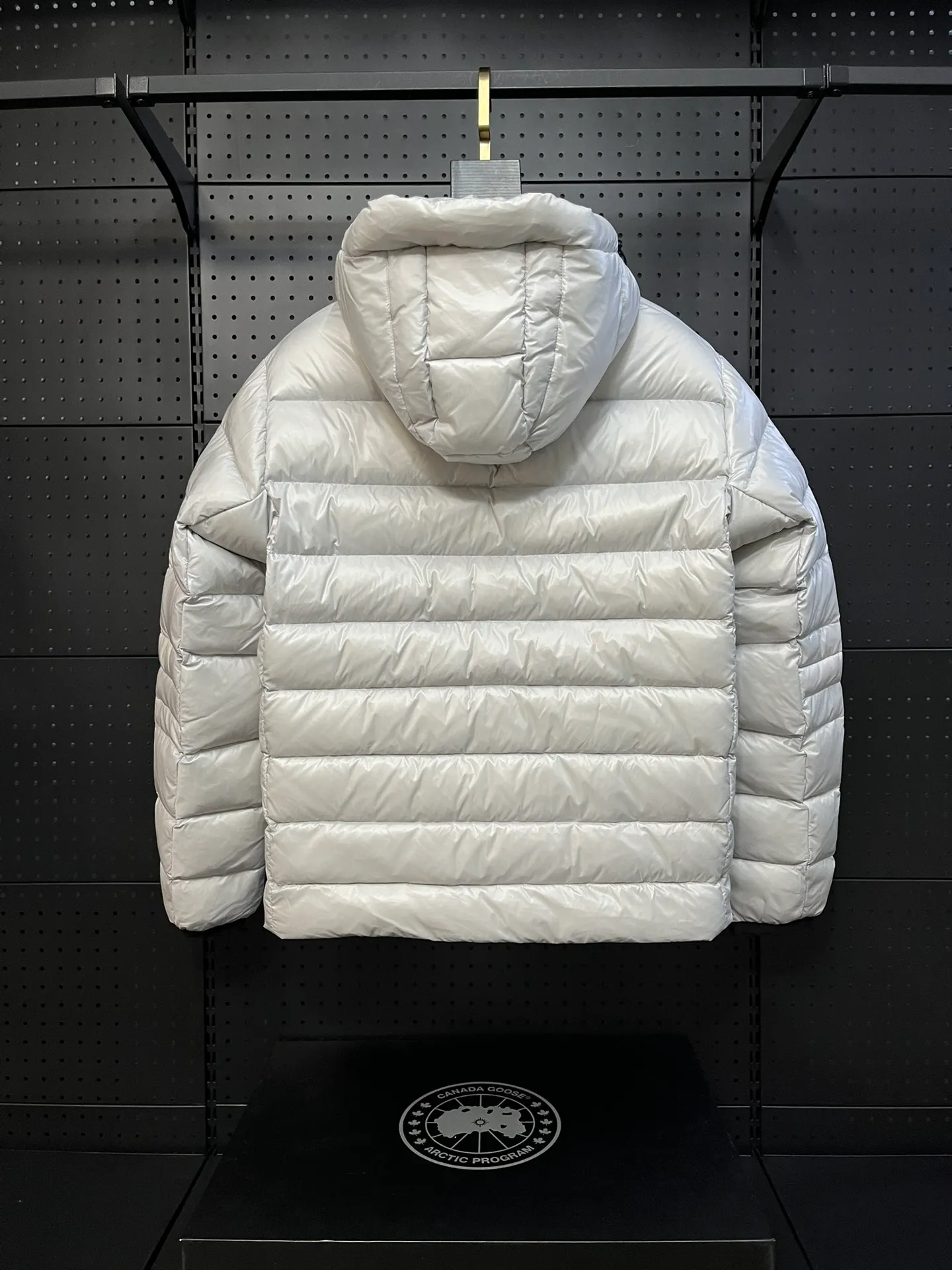 P940 Top 🔥purchase version 𝘾𝘼𝙉𝘼𝘿𝘼 𝙂𝙊𝙊𝙎𝙀/Canada Goose 2227 thin and light style. It’s super lightweight and doesn’t feel any weight on your upper body at all! Show more temperament‼  Canada Goose, a Canadian brand, has always been recognized as the warmest down jacket. Various Instagram celebrities, Internet celebrities, and celebrities often wear it for street photos. I make Canada Goose every year, but I still can’t get rid of my love for the goose. No matter how cold the winter is, there is no need to be afraid. Canada Goose is the legendary warmest down jacket and is known as a must-have for Arctic outdoor sports! The most popular down jacket in the world, celebrities are rushing to buy it, it is a must-have! Size: S-2XL Color: silver gray (red label) silver gray (black label), black (red label), black (black label), dark blue